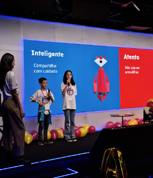 Aluno tutor em apresentação do programa