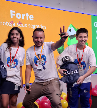 Alunos tutores apresentando durante o programa