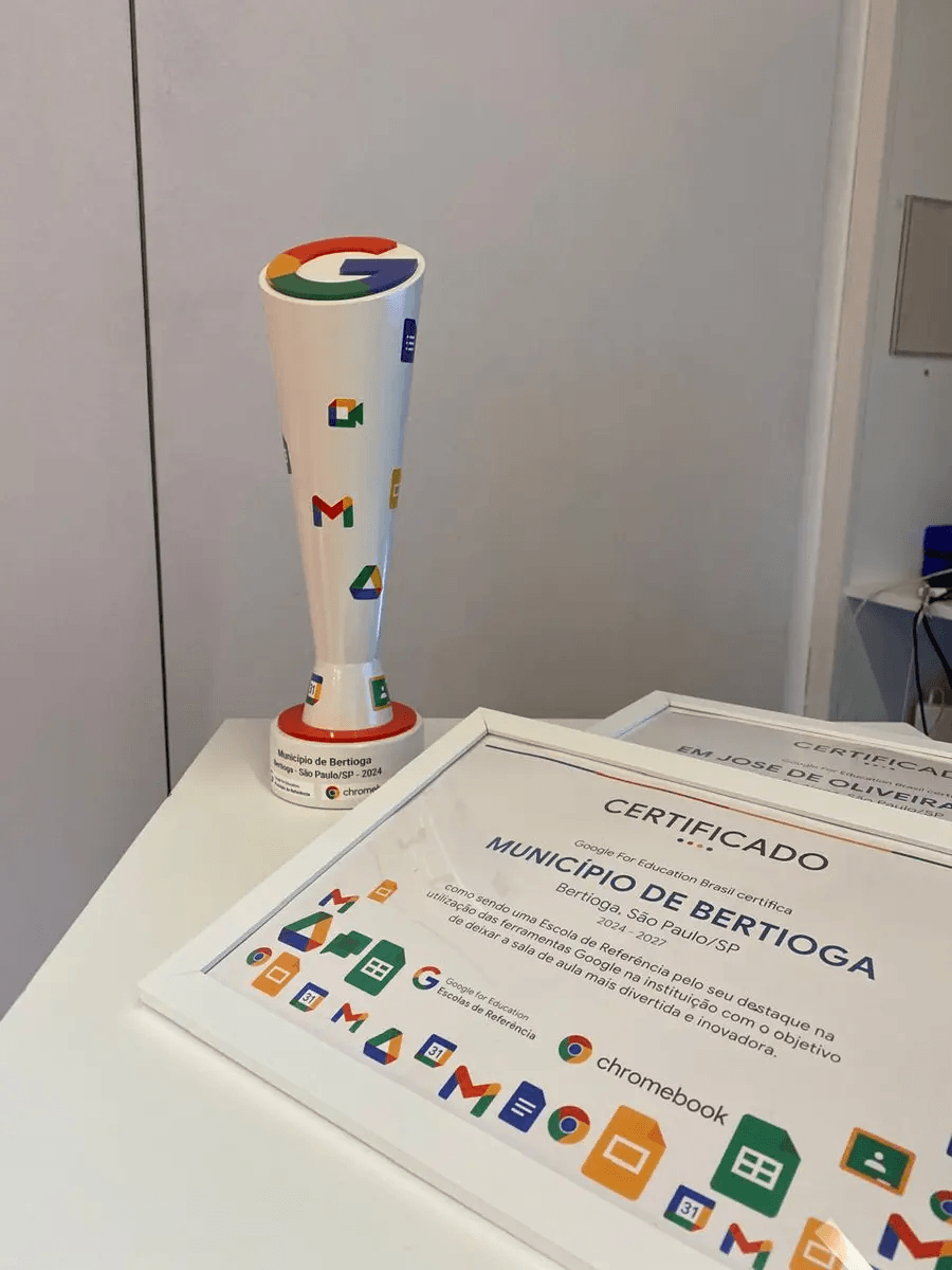 Troféu e certificado de Município Referência Google for Education de Bertioga