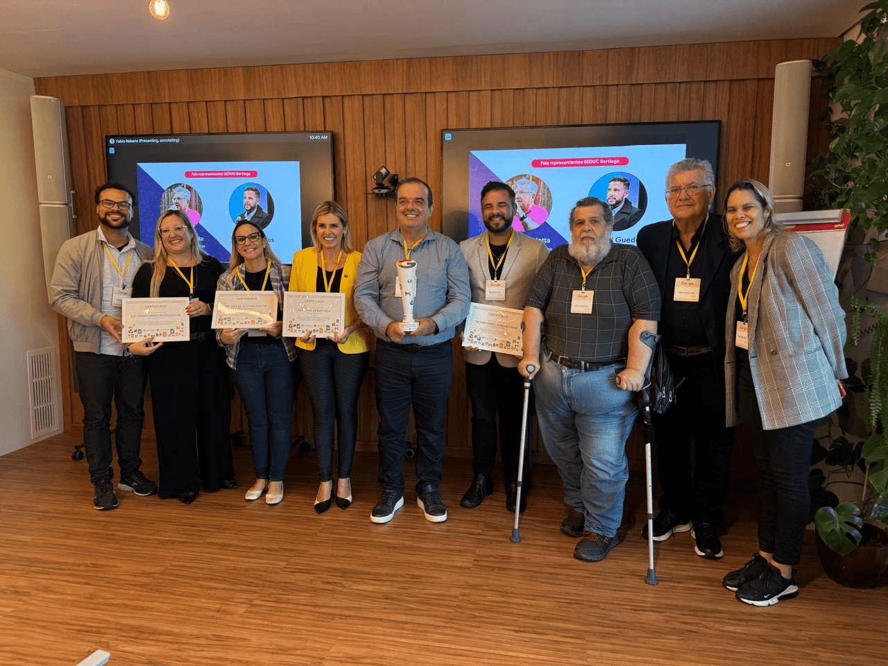 Equipe com certificados do projeto educacional de Bertioga