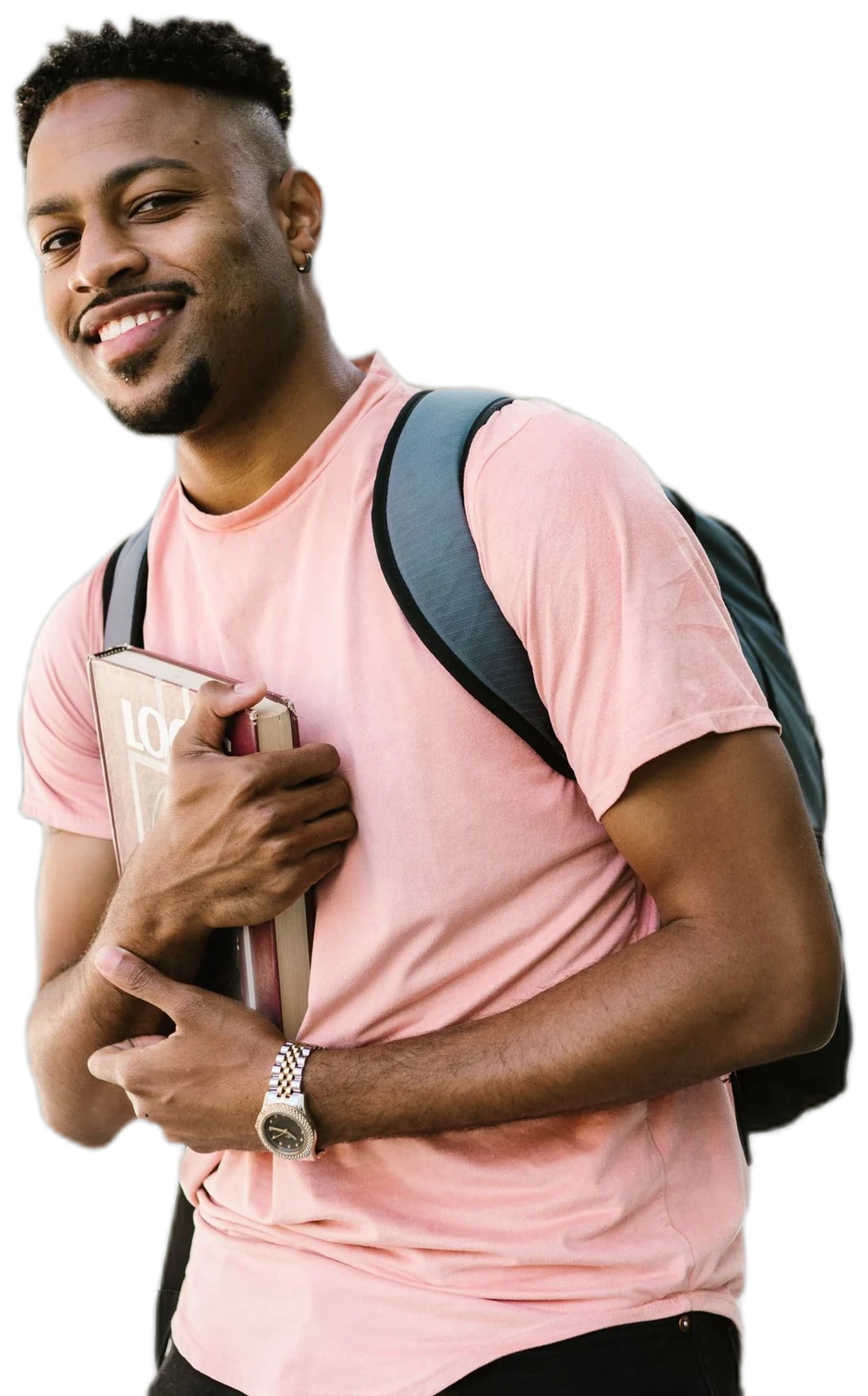 Estudante sorrindo com uma mochila nas costas e um livro nas mãos