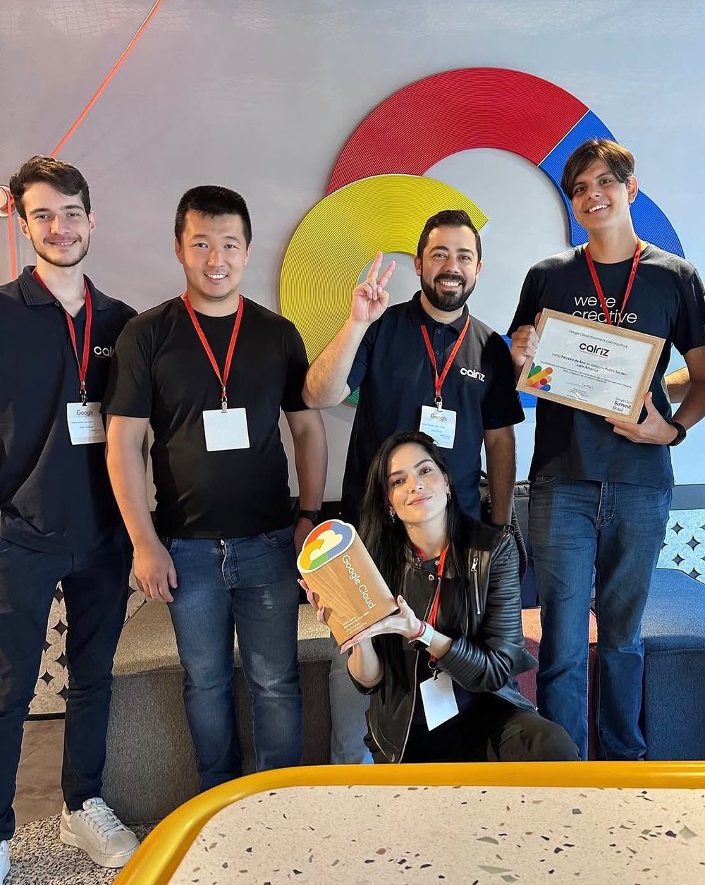 Equipe da Calriz com o troféu e o certificado de Google Cloud Partner of the Year no Google Cloud Summit Brasil